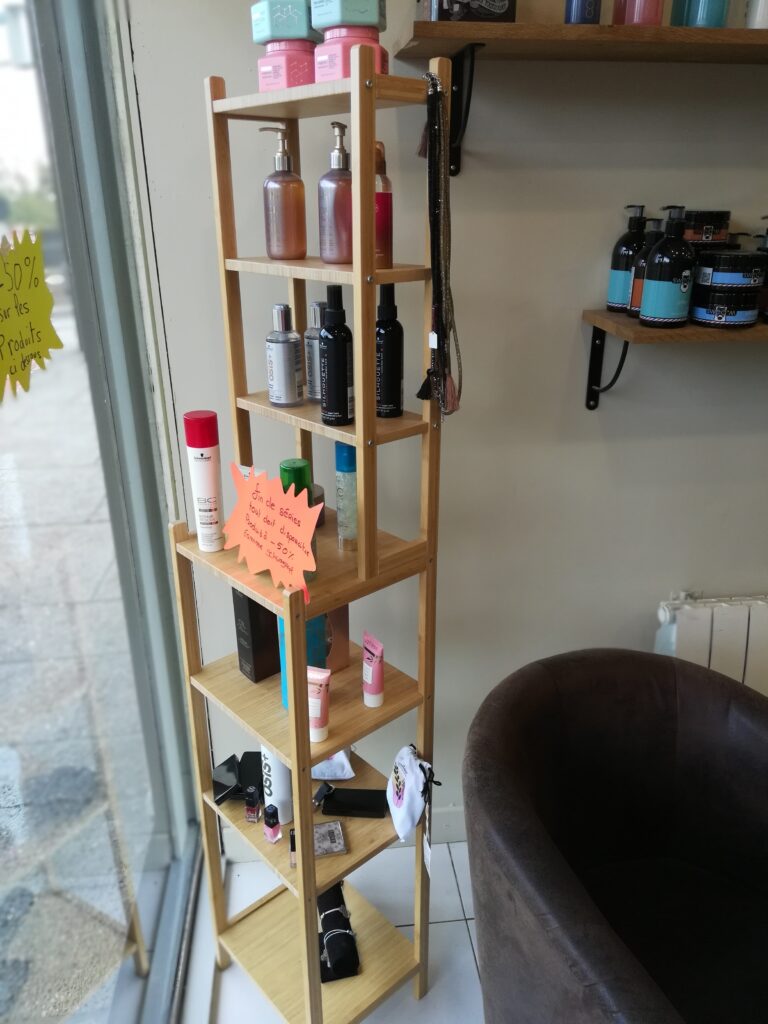 Étagère de produits côté vitre